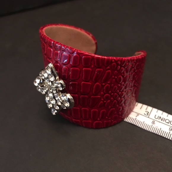 Fleur de lis Design Bracelet - Picture 6 of 6